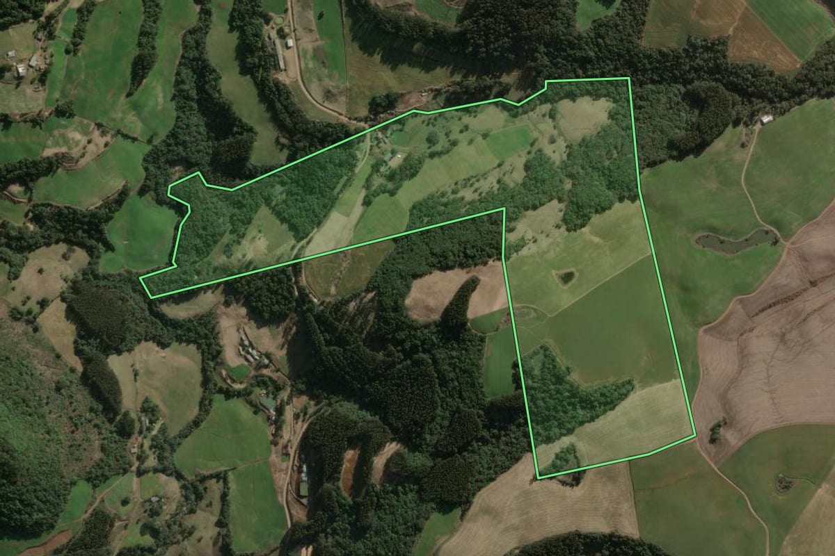 Imagem de satélite do imóvel rural em Faxinal dos Guedes (SC), com o contorno declarado no CAR desenhado por cima.