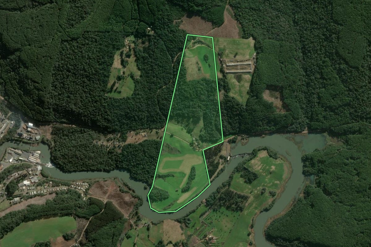 Imagem de satélite do imóvel rural em Faxinal dos Guedes (SC), com o contorno declarado no CAR desenhado por cima.