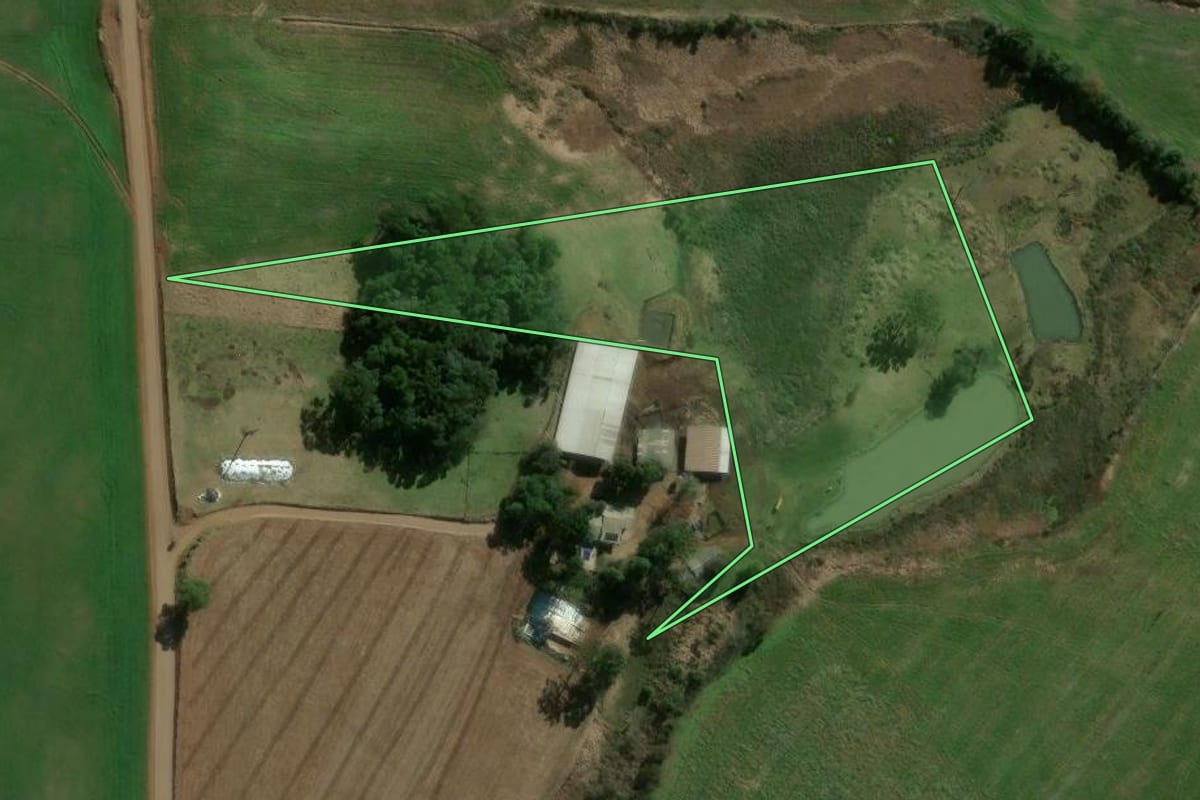 Imagem de satélite do imóvel rural em Faxinal dos Guedes (SC), com o contorno declarado no CAR desenhado por cima.