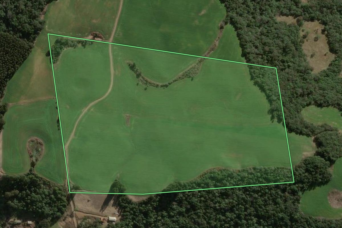 Imagem de satélite do imóvel rural em Faxinal dos Guedes (SC), com o contorno declarado no CAR desenhado por cima.