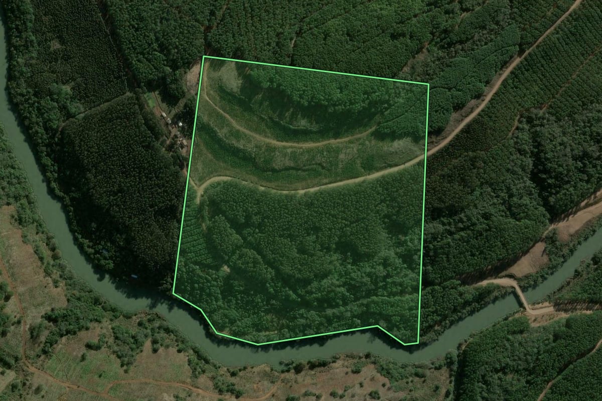 Imagem de satélite do imóvel rural em Faxinal dos Guedes (SC), com o contorno declarado no CAR desenhado por cima.
