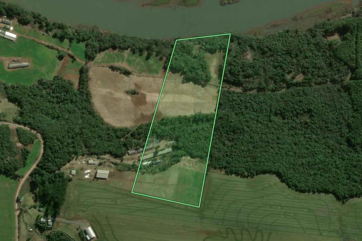 Imagem de satélite do imóvel rural em Faxinal dos Guedes (SC), com o contorno declarado no CAR desenhado por cima.