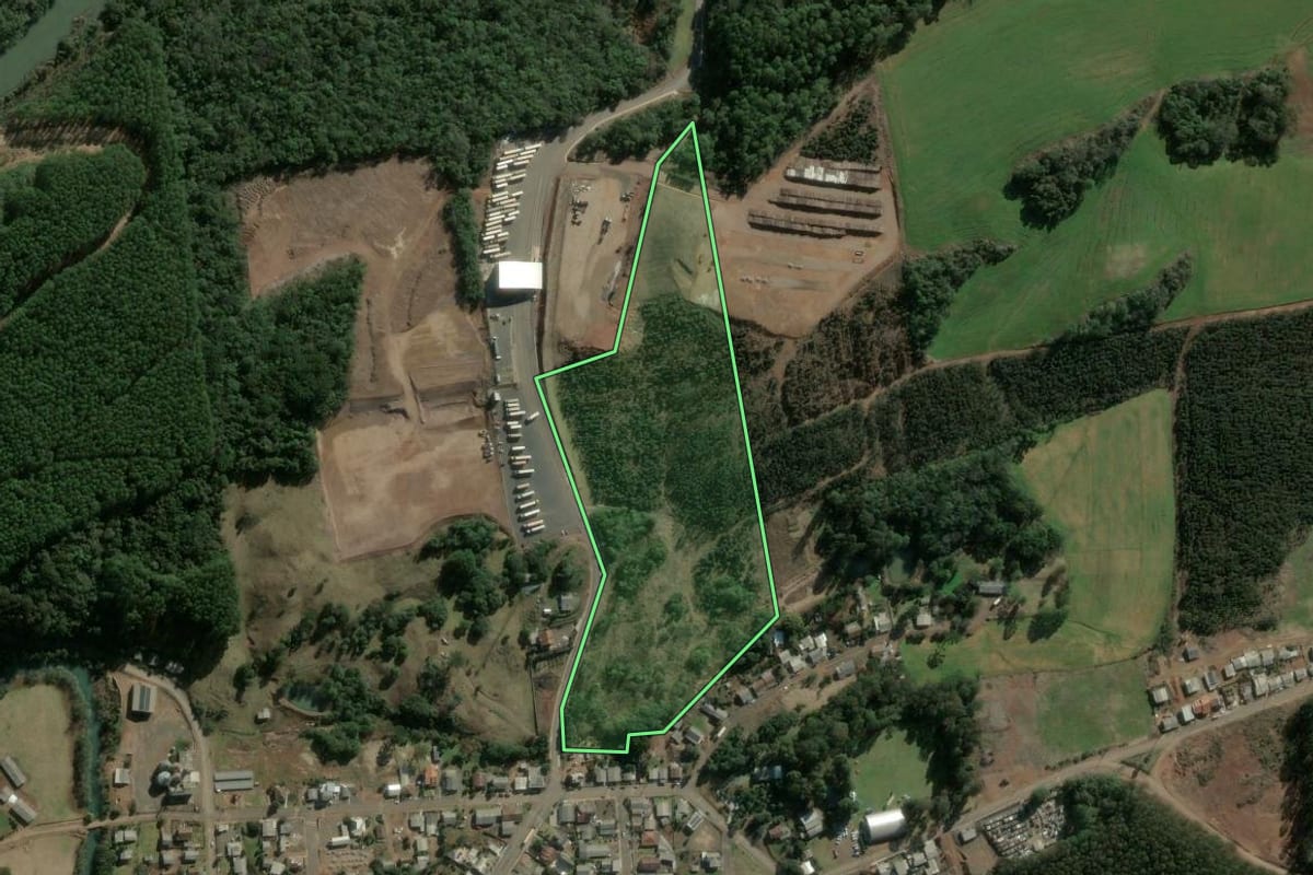 Imagem de satélite do imóvel rural em Faxinal dos Guedes (SC), com o contorno declarado no CAR desenhado por cima.