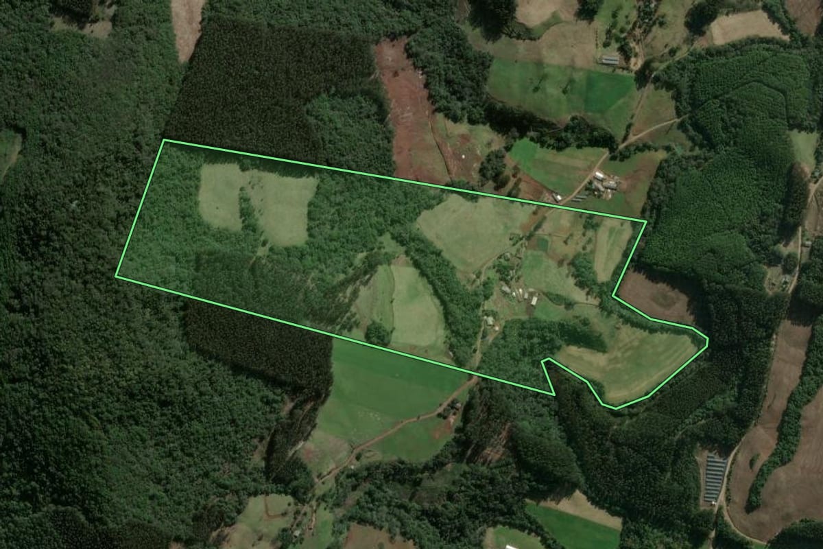 Imagem de satélite do imóvel rural em Faxinal dos Guedes (SC), com o contorno declarado no CAR desenhado por cima.