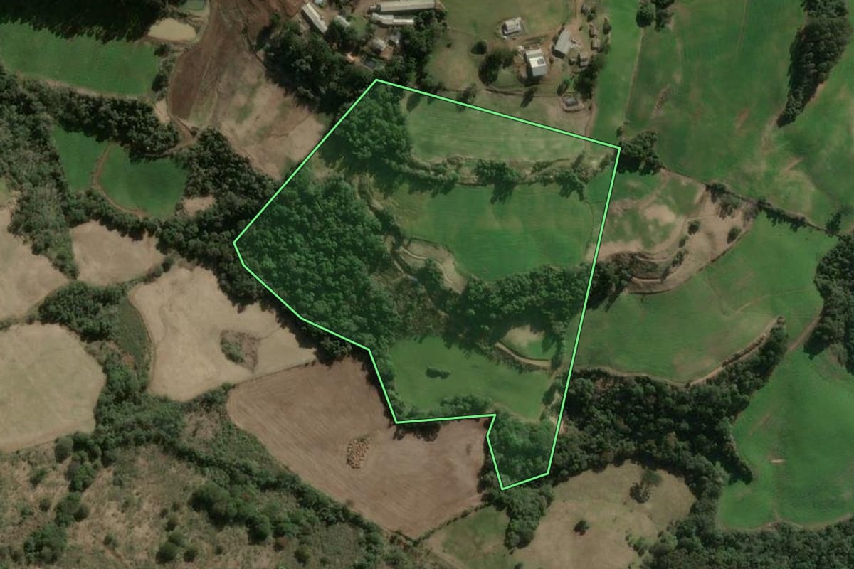 Imagem de satélite do imóvel rural em Faxinal dos Guedes (SC), com o contorno declarado no CAR desenhado por cima.