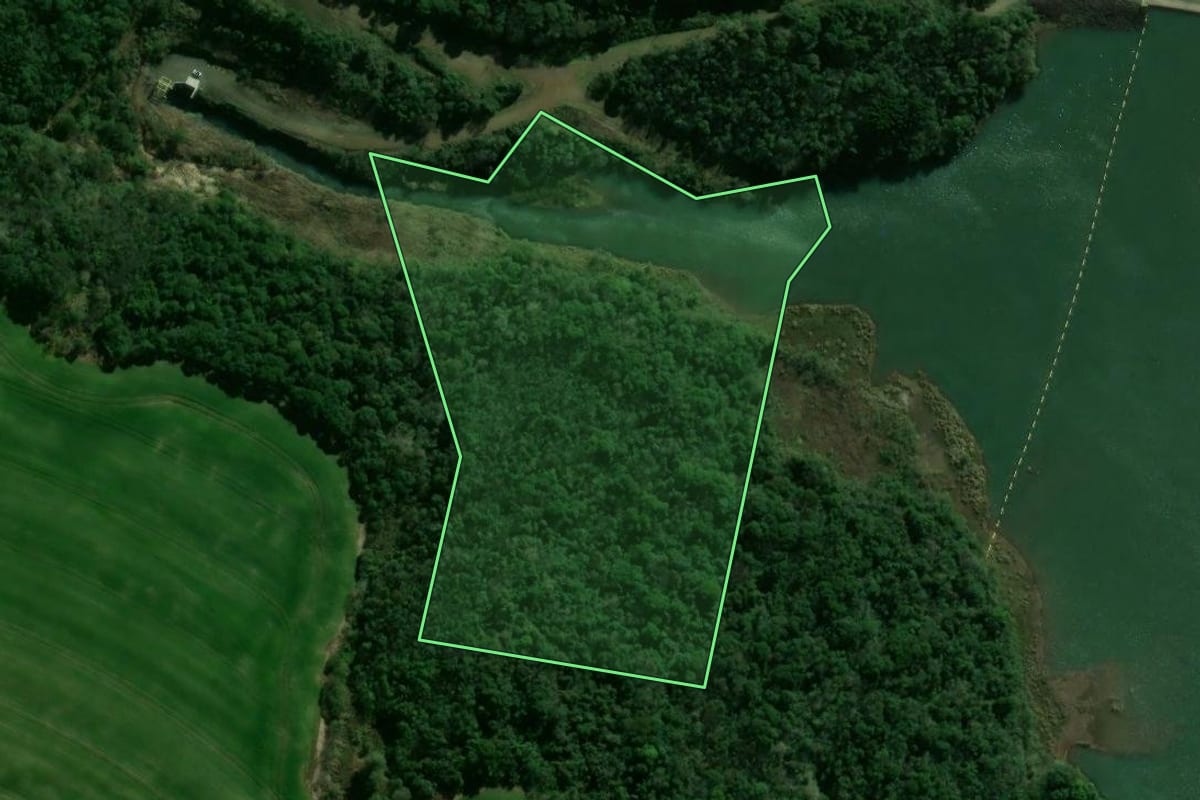 Imagem de satélite do imóvel rural em Faxinal dos Guedes (SC), com o contorno declarado no CAR desenhado por cima.