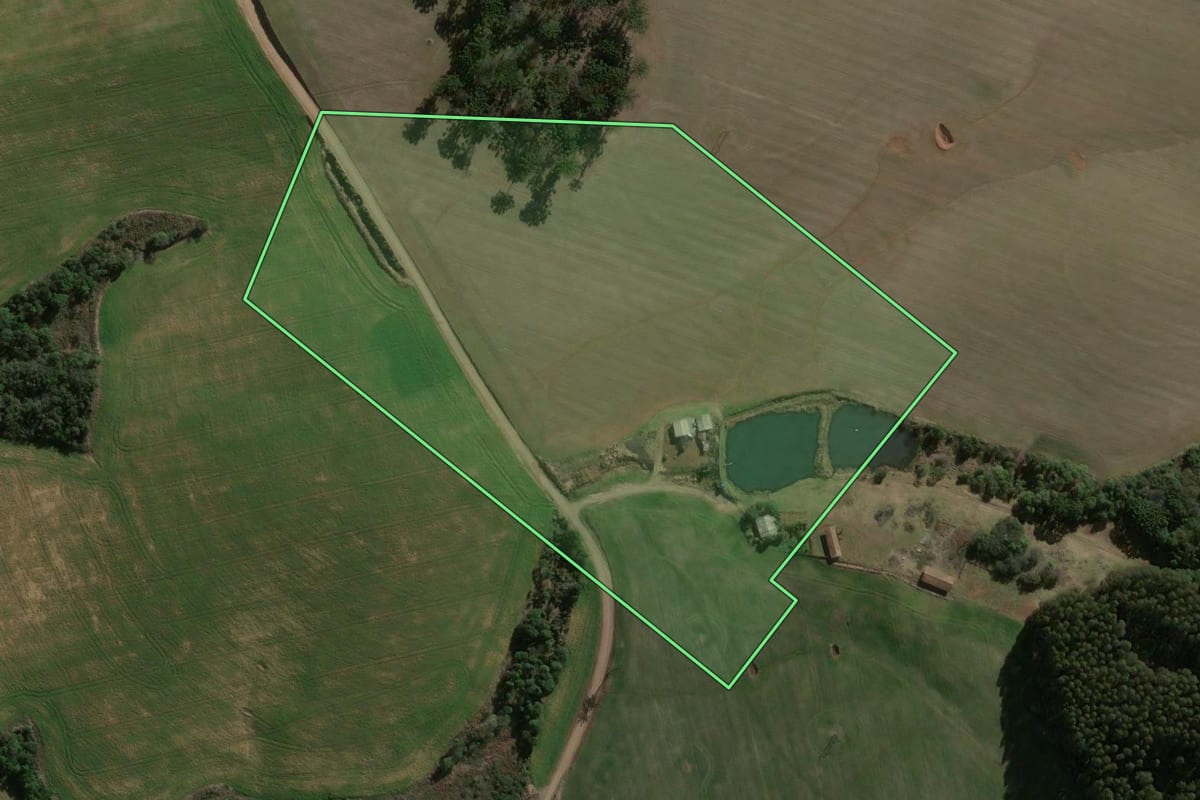 Imagem de satélite do imóvel rural em Faxinal dos Guedes (SC), com o contorno declarado no CAR desenhado por cima.