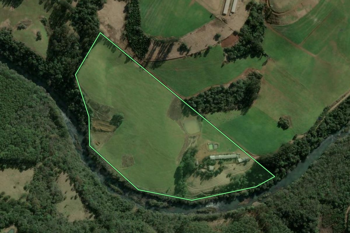 Imagem de satélite do imóvel rural em Faxinal dos Guedes (SC), com o contorno declarado no CAR desenhado por cima.