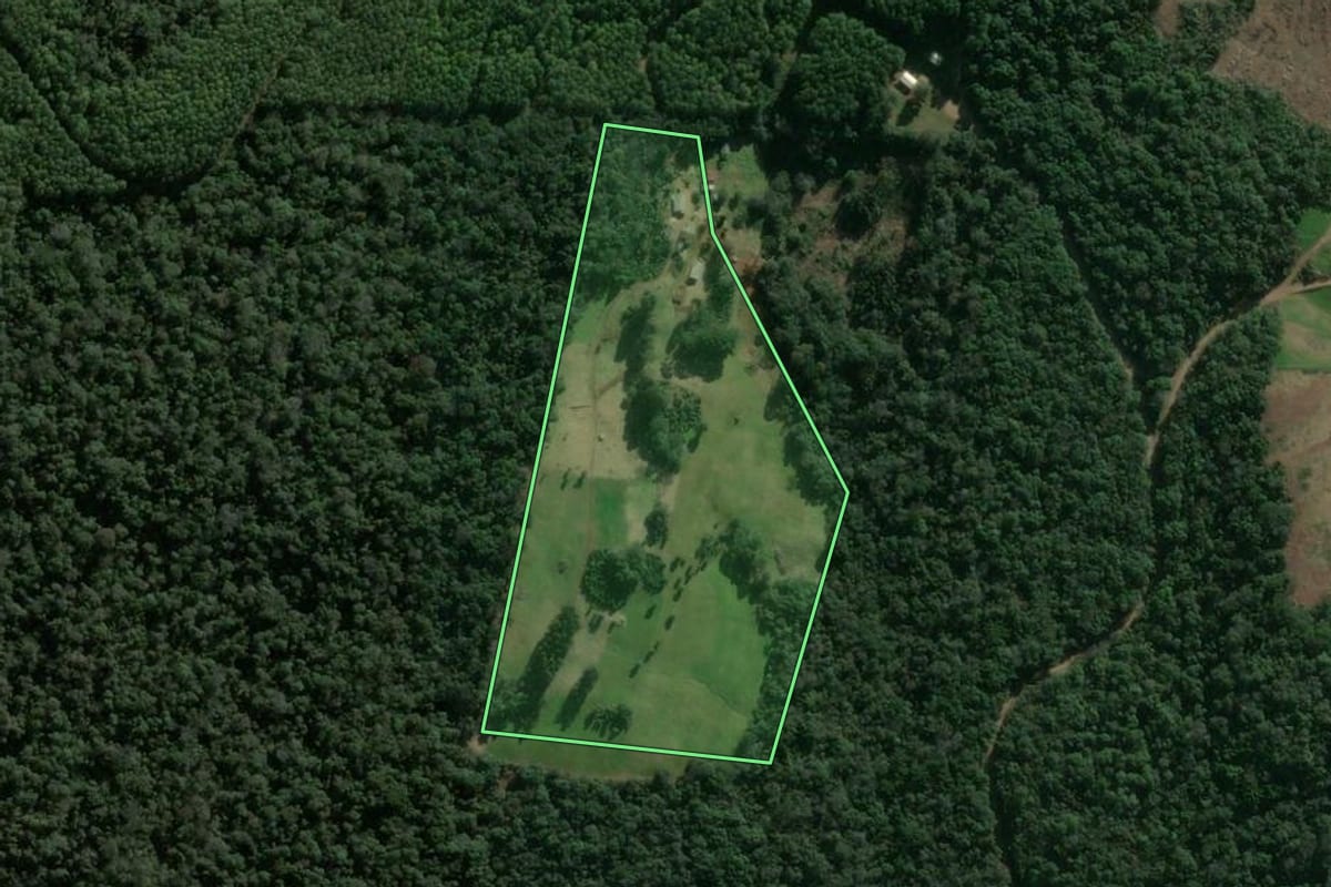 Imagem de satélite do imóvel rural em Faxinal dos Guedes (SC), com o contorno declarado no CAR desenhado por cima.