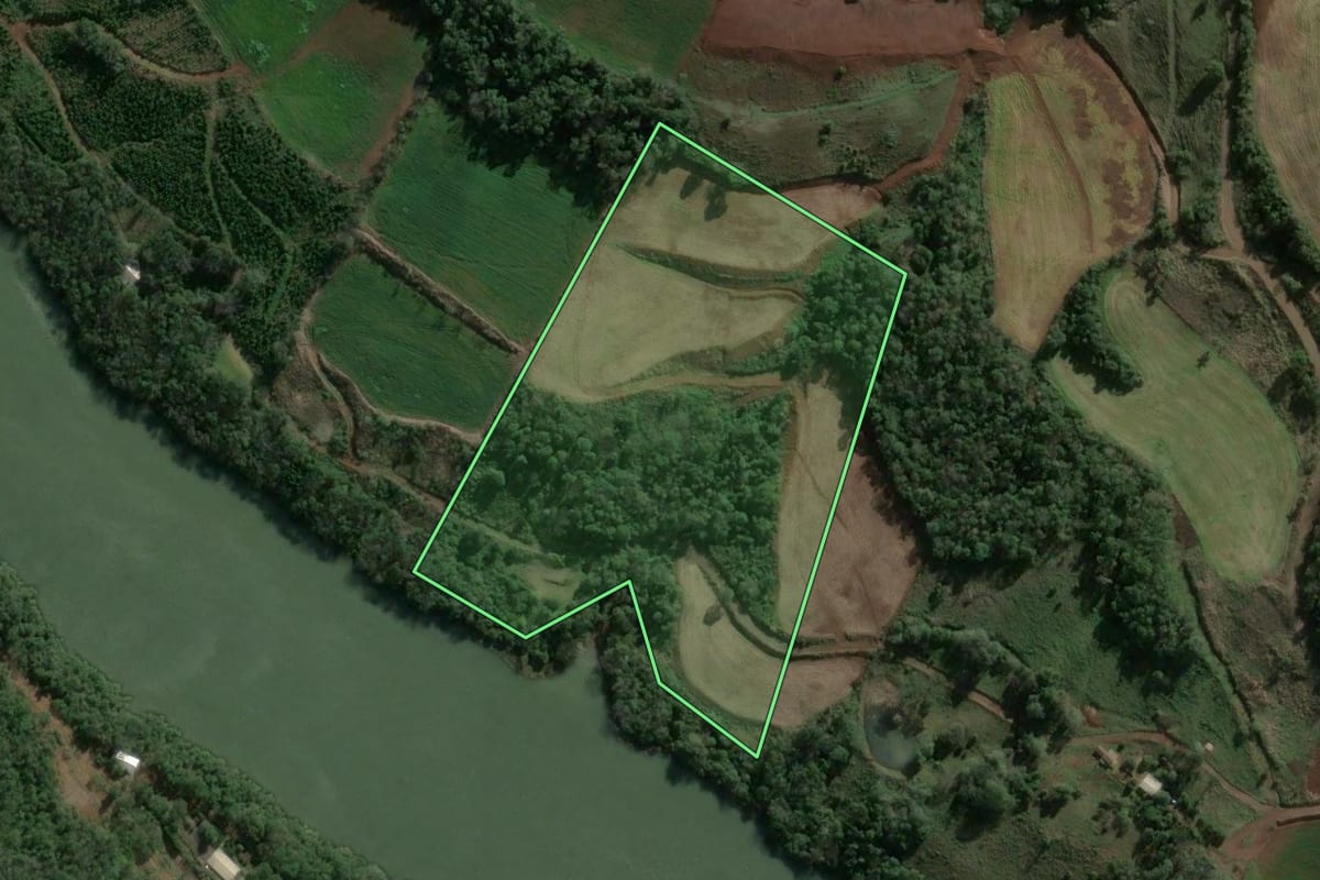 Imagem de satélite do imóvel rural em Faxinal dos Guedes (SC), com o contorno declarado no CAR desenhado por cima.