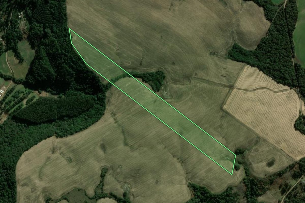 Imagem de satélite do imóvel rural em Faxinal dos Guedes (SC), com o contorno declarado no CAR desenhado por cima.