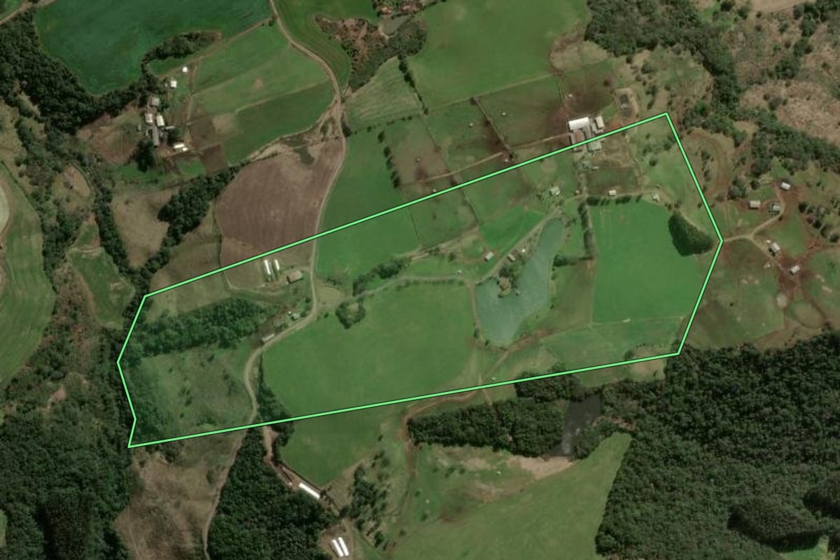 Imagem de satélite do imóvel rural em Faxinal dos Guedes (SC), com o contorno declarado no CAR desenhado por cima.