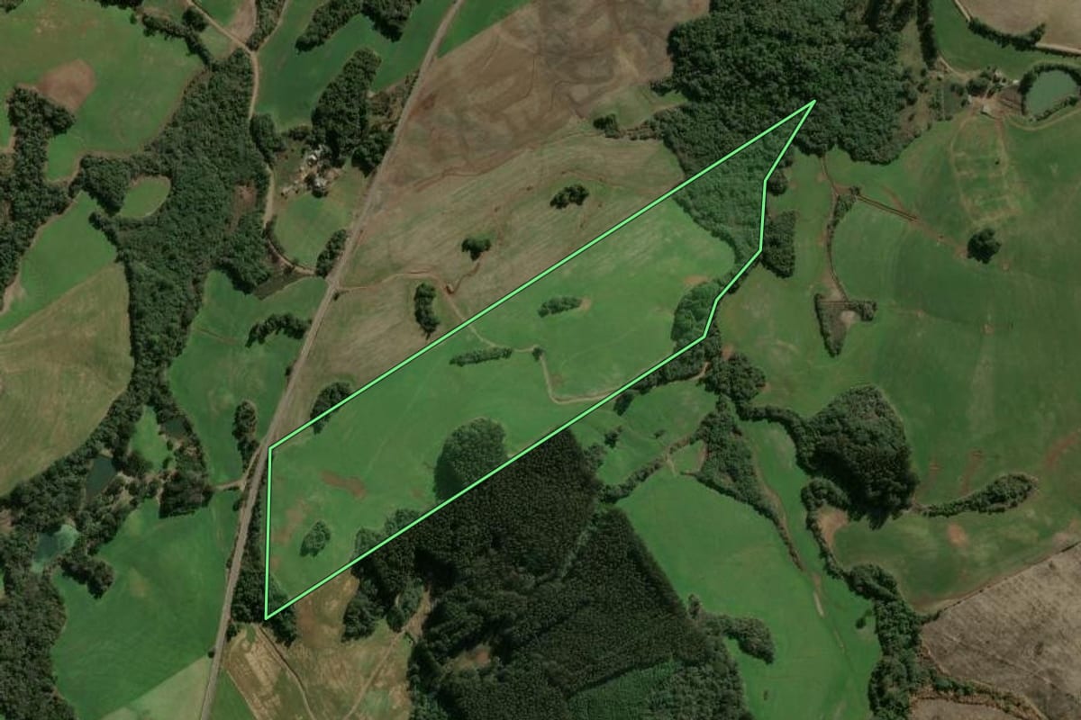 Imagem de satélite do imóvel rural em Faxinal dos Guedes (SC), com o contorno declarado no CAR desenhado por cima.