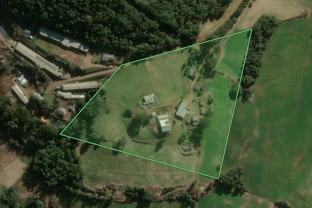 Imagem de satélite do imóvel rural em Faxinal dos Guedes (SC), com o contorno declarado no CAR desenhado por cima.