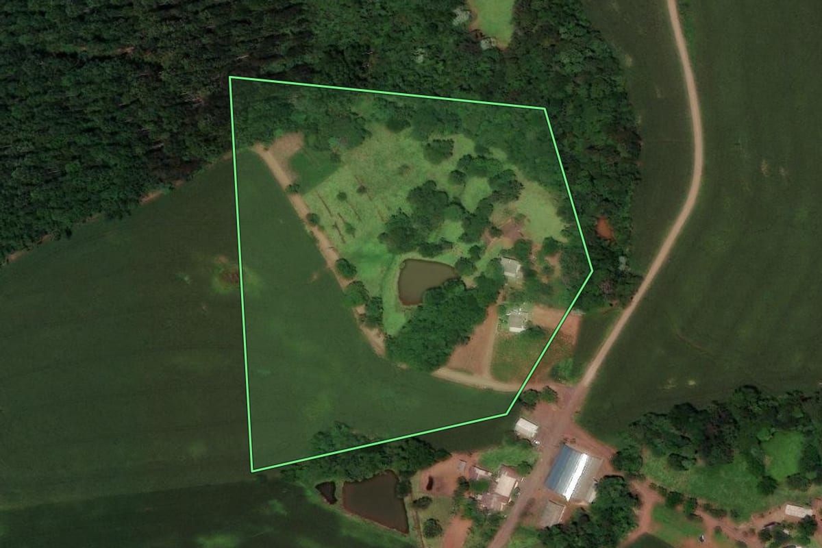 Imagem de satélite do imóvel rural em Flor do Sertão (SC), com o contorno declarado no CAR desenhado por cima.