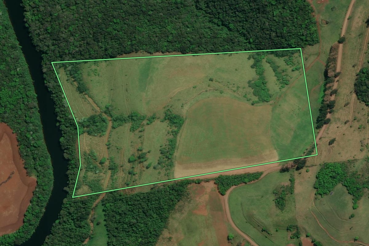 Imagem de satélite do imóvel rural em Flor do Sertão (SC), com o contorno declarado no CAR desenhado por cima.