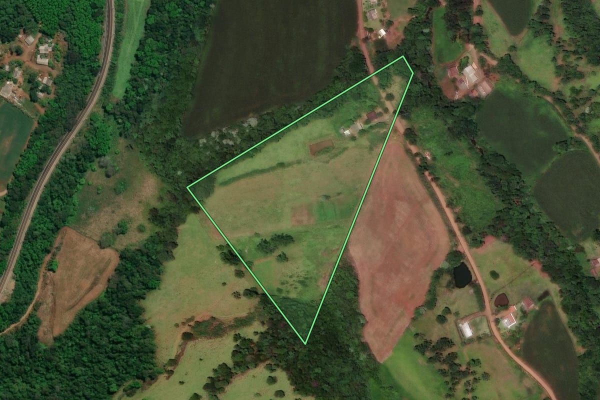 Imagem de satélite do imóvel rural em Flor do Sertão (SC), com o contorno declarado no CAR desenhado por cima.