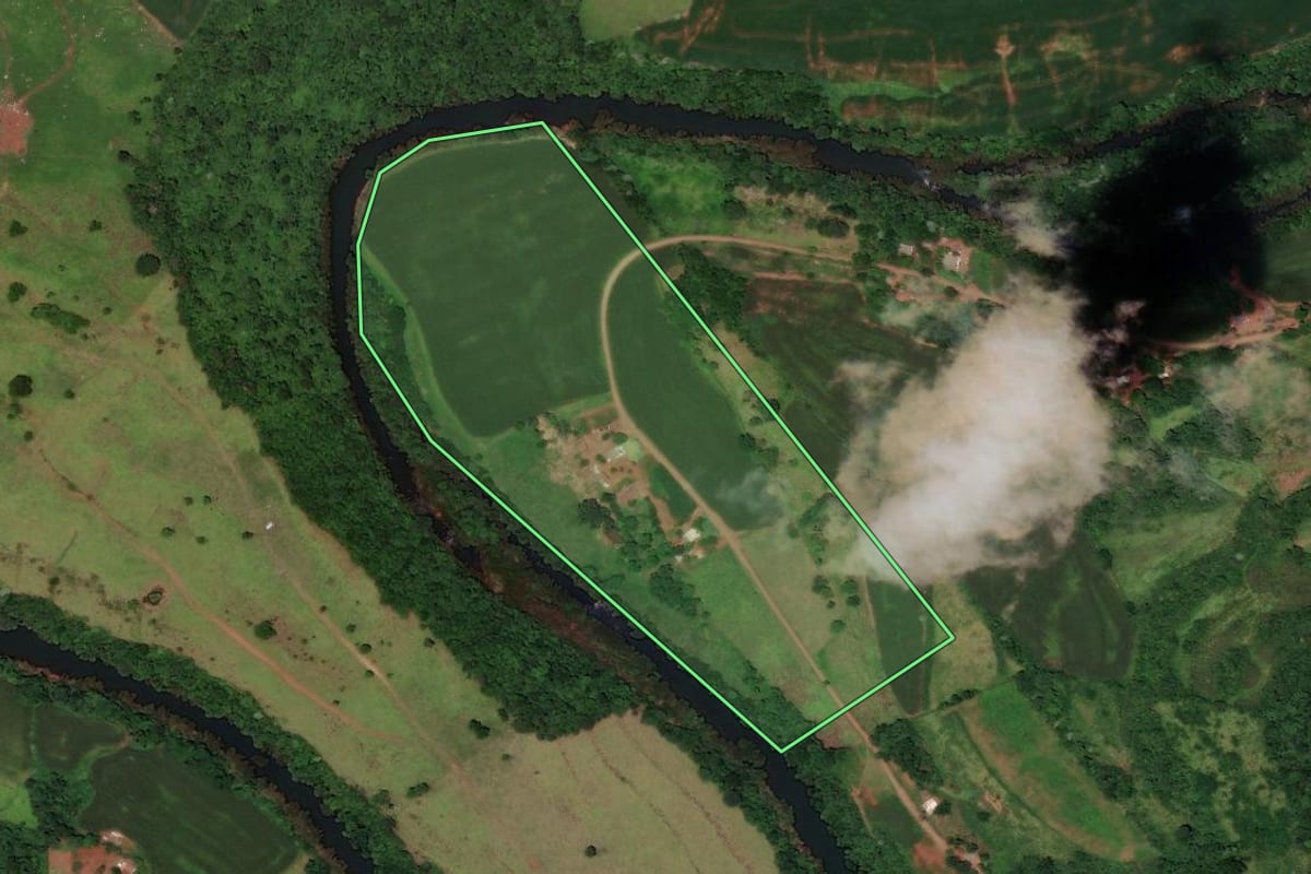 Imagem de satélite do imóvel rural em Flor do Sertão (SC), com o contorno declarado no CAR desenhado por cima.