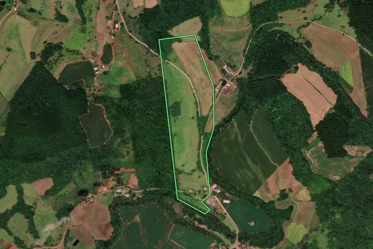 Imagem de satélite do imóvel rural em Flor do Sertão (SC), com o contorno declarado no CAR desenhado por cima.