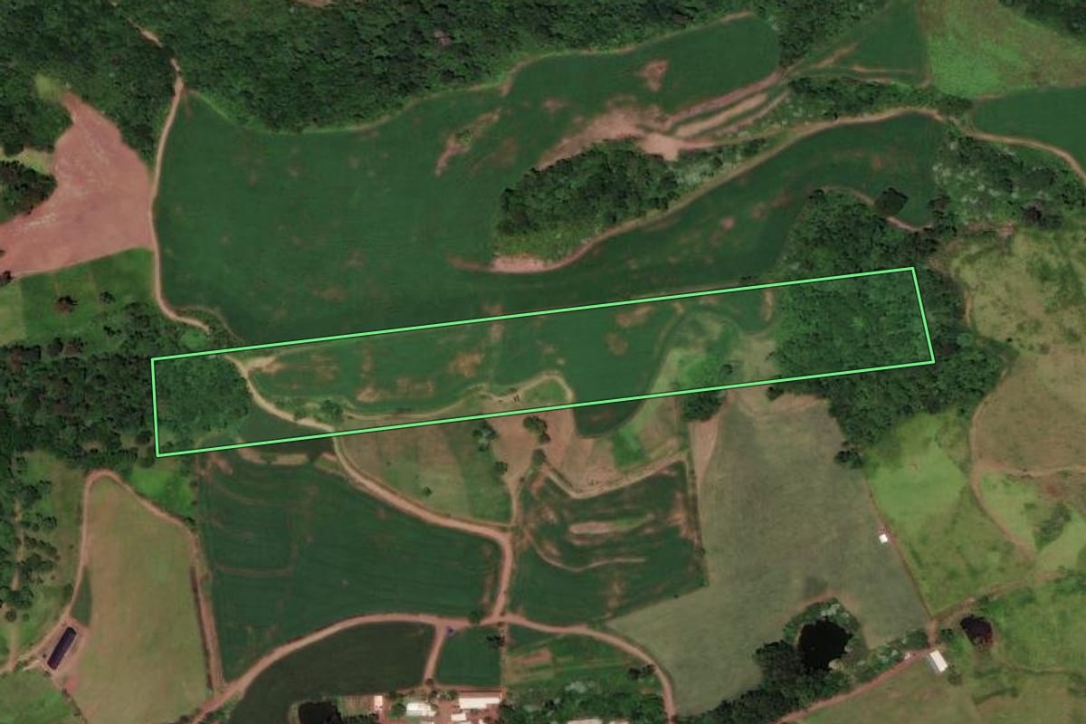 Imagem de satélite do imóvel rural em Flor do Sertão (SC), com o contorno declarado no CAR desenhado por cima.