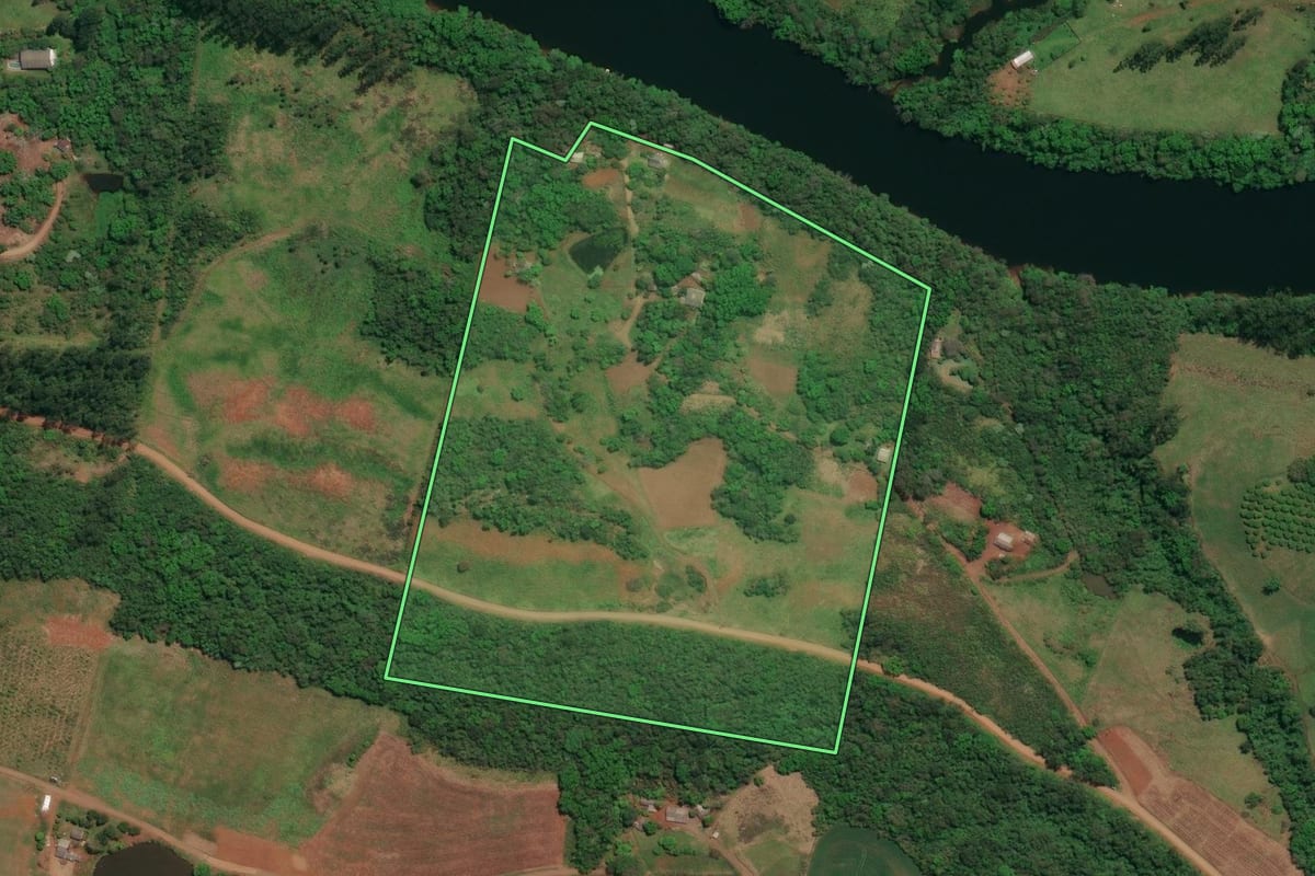 Imagem de satélite do imóvel rural em Flor do Sertão (SC), com o contorno declarado no CAR desenhado por cima.