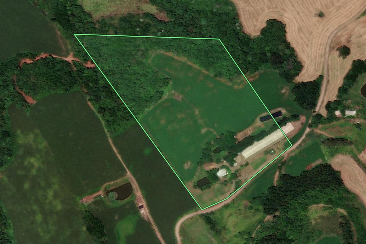 Imagem de satélite do imóvel rural em Flor do Sertão (SC), com o contorno declarado no CAR desenhado por cima.