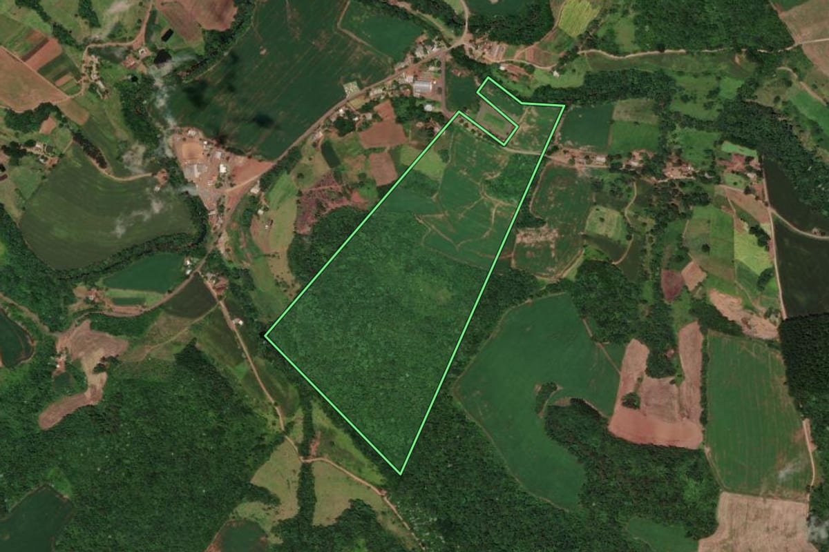 Imagem de satélite do imóvel rural em Flor do Sertão (SC), com o contorno declarado no CAR desenhado por cima.