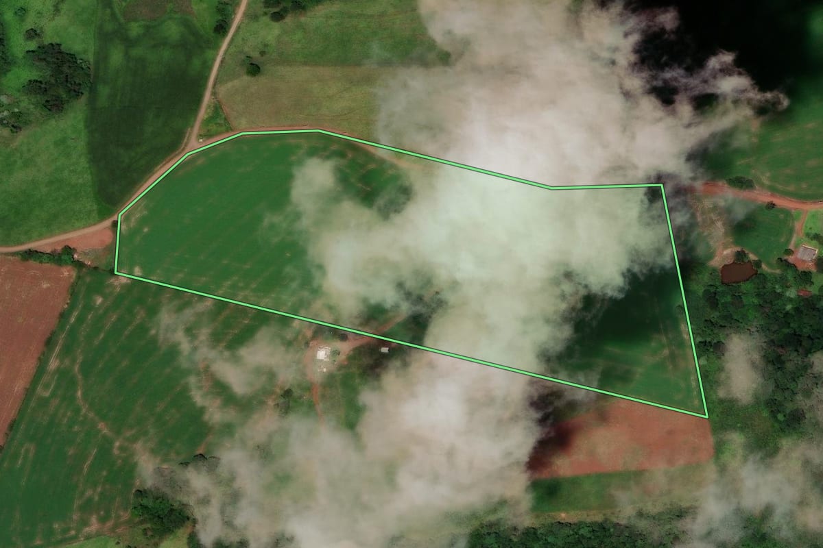 Imagem de satélite do imóvel rural em Flor do Sertão (SC), com o contorno declarado no CAR desenhado por cima.