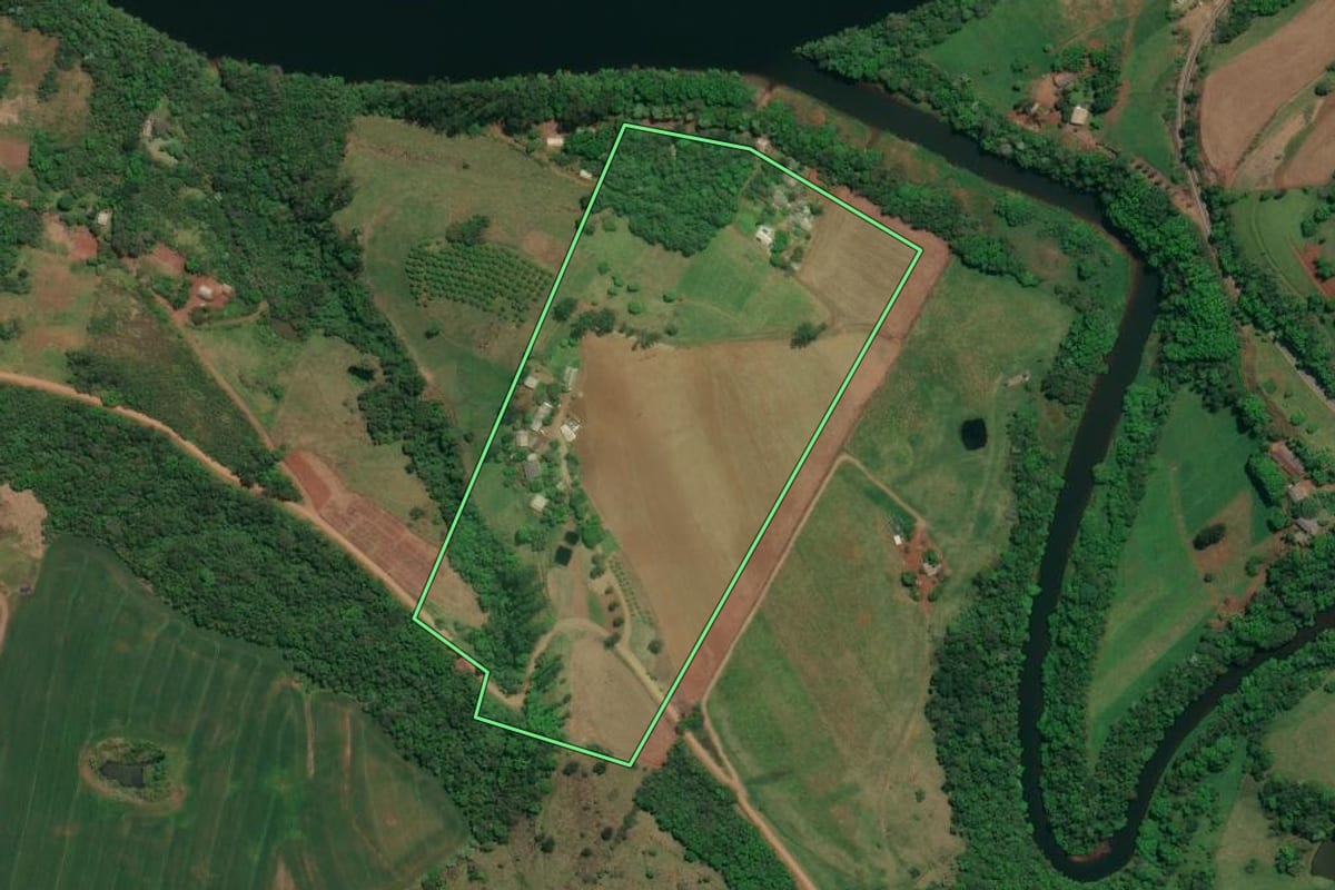 Imagem de satélite do imóvel rural em Flor do Sertão (SC), com o contorno declarado no CAR desenhado por cima.