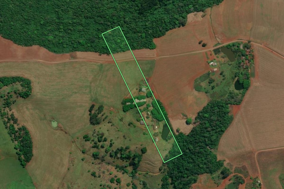 Imagem de satélite do imóvel rural em Flor do Sertão (SC), com o contorno declarado no CAR desenhado por cima.