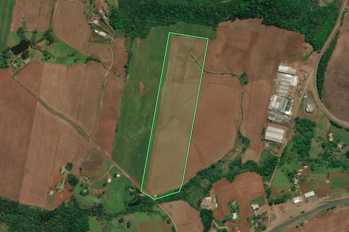 Imagem de satélite do imóvel rural em Flor do Sertão (SC), com o contorno declarado no CAR desenhado por cima.