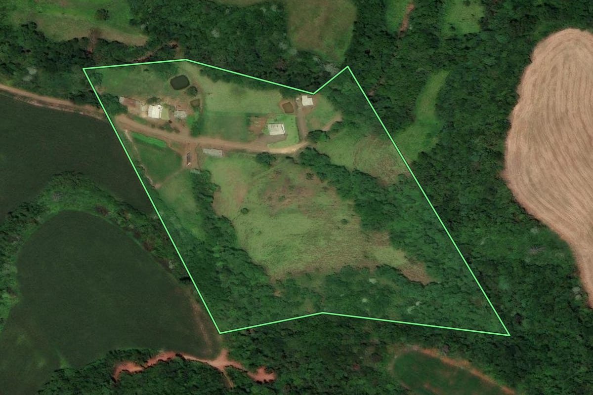 Imagem de satélite do imóvel rural em Flor do Sertão (SC), com o contorno declarado no CAR desenhado por cima.
