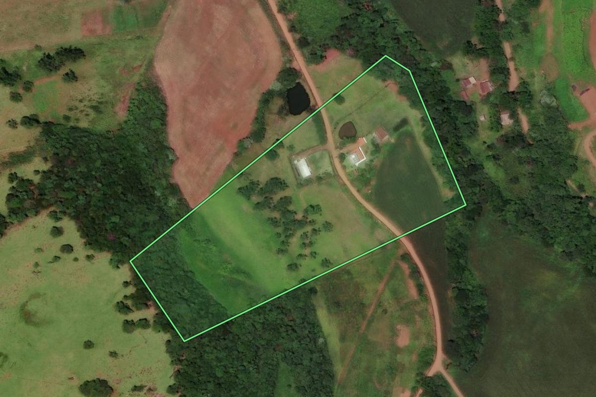 Imagem de satélite do imóvel rural em Flor do Sertão (SC), com o contorno declarado no CAR desenhado por cima.