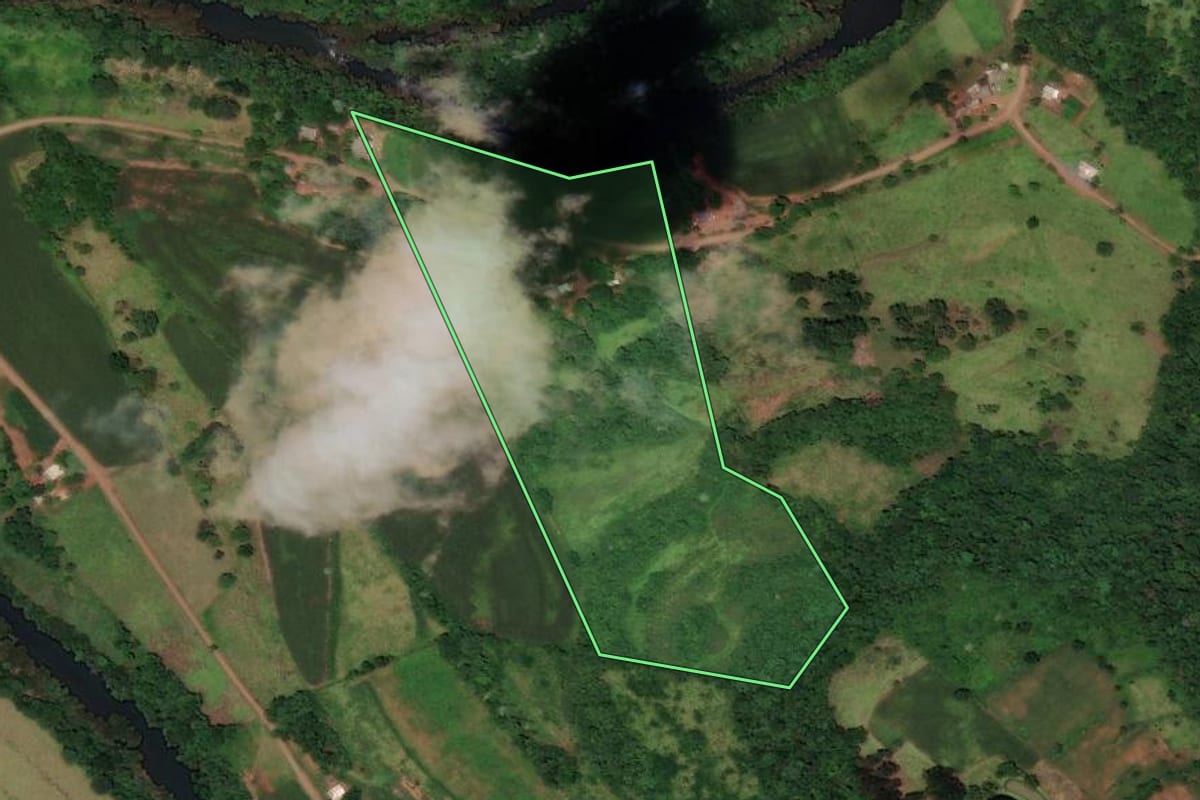 Imagem de satélite do imóvel rural em Flor do Sertão (SC), com o contorno declarado no CAR desenhado por cima.
