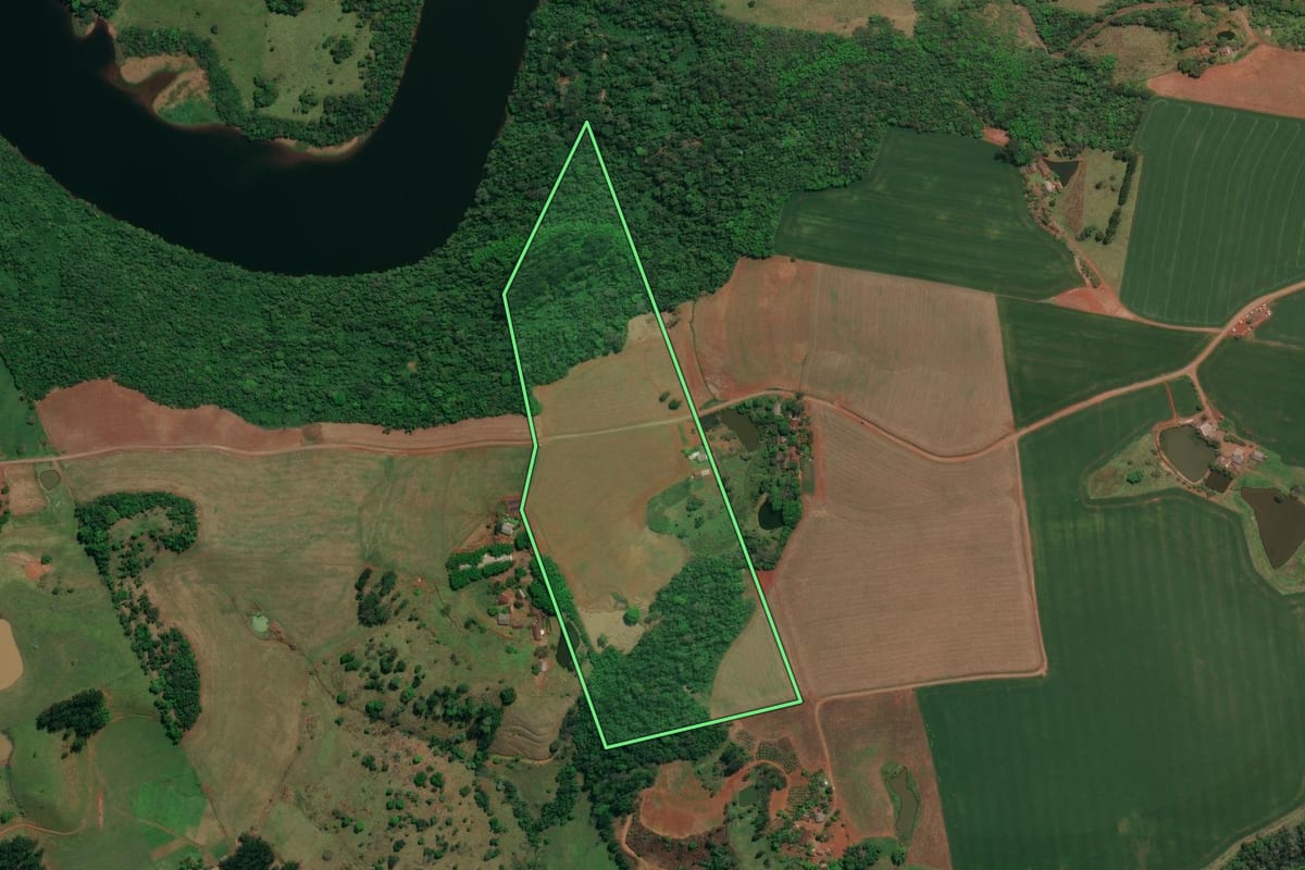 Imagem de satélite do imóvel rural em Flor do Sertão (SC), com o contorno declarado no CAR desenhado por cima.