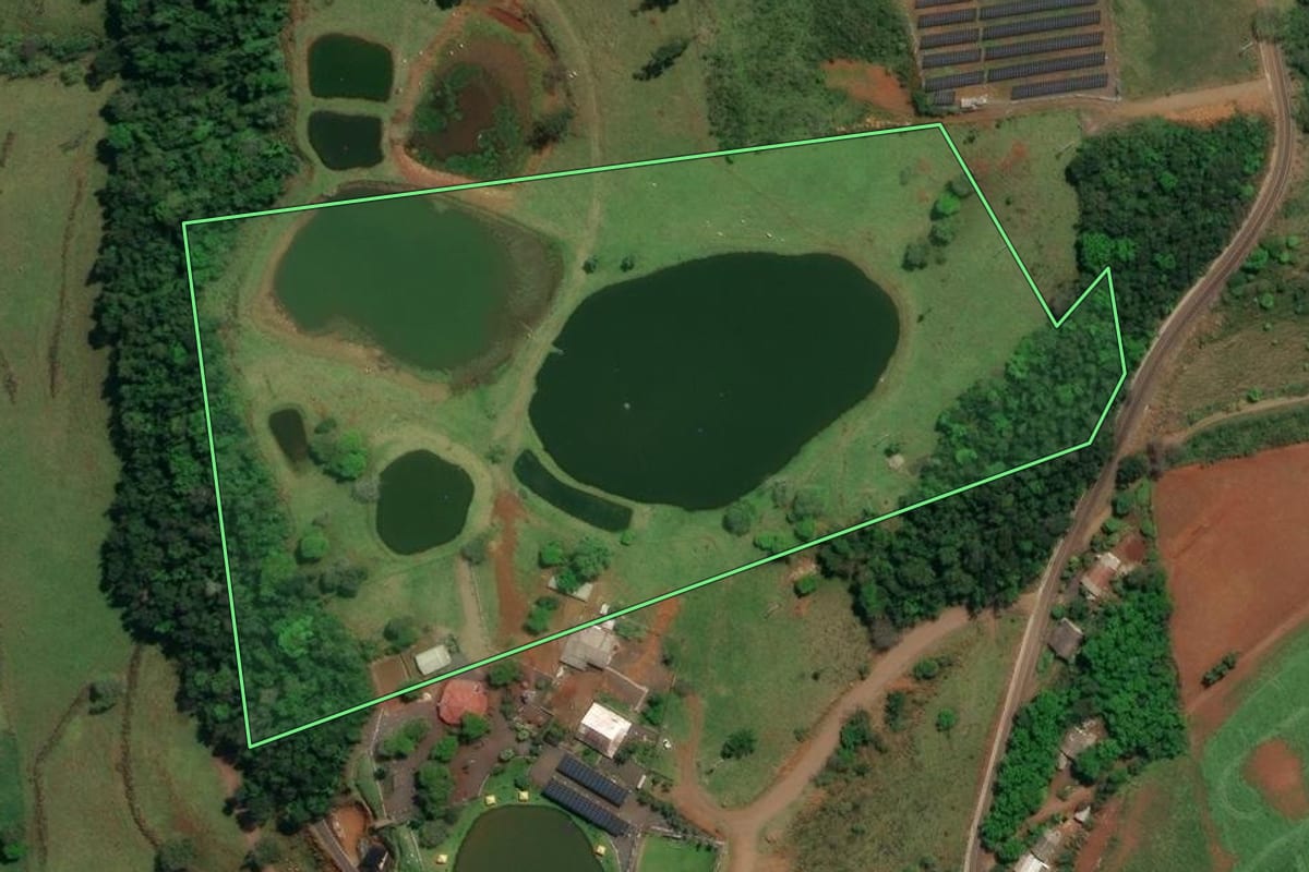 Imagem de satélite do imóvel rural em Flor do Sertão (SC), com o contorno declarado no CAR desenhado por cima.