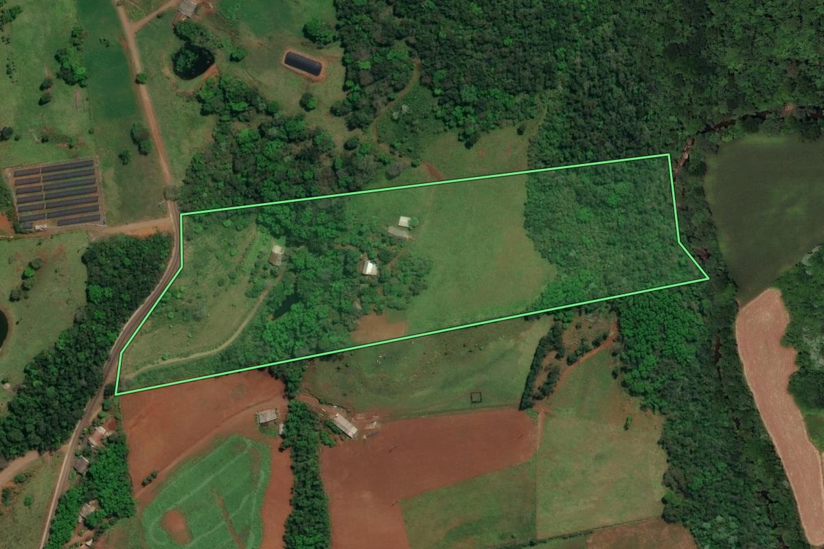 Imagem de satélite do imóvel rural em Flor do Sertão (SC), com o contorno declarado no CAR desenhado por cima.