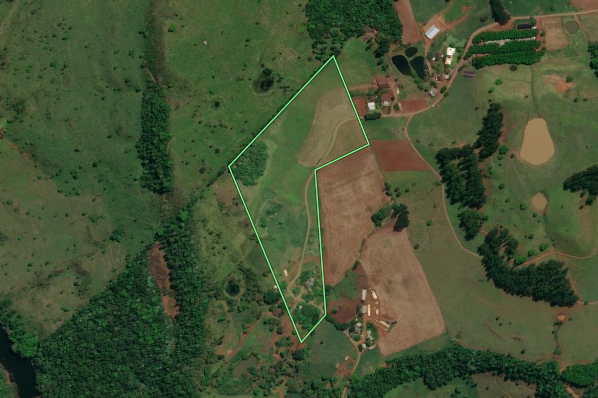 Imagem de satélite do imóvel rural em Flor do Sertão (SC), com o contorno declarado no CAR desenhado por cima.