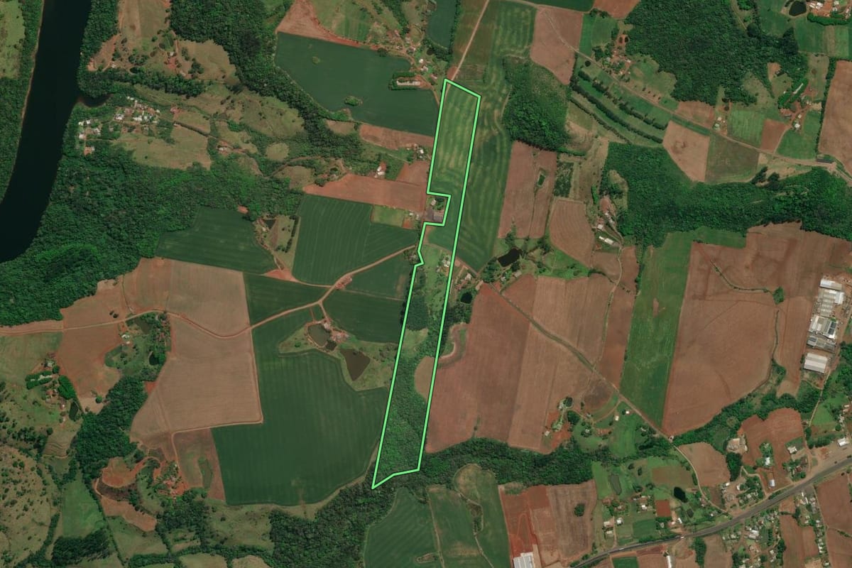 Imagem de satélite do imóvel rural em Flor do Sertão (SC), com o contorno declarado no CAR desenhado por cima.