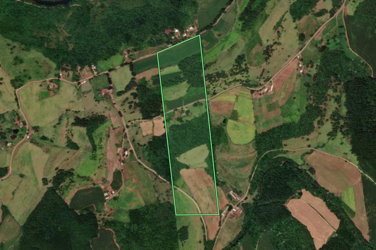 Imagem de satélite do imóvel rural em Flor do Sertão (SC), com o contorno declarado no CAR desenhado por cima.