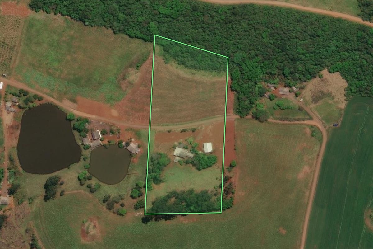Imagem de satélite do imóvel rural em Flor do Sertão (SC), com o contorno declarado no CAR desenhado por cima.