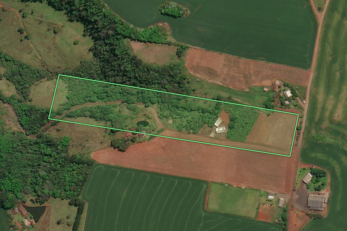 Imagem de satélite do imóvel rural em Flor do Sertão (SC), com o contorno declarado no CAR desenhado por cima.