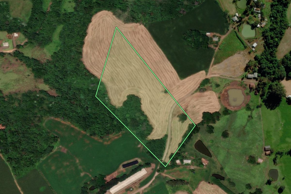 Imagem de satélite do imóvel rural em Flor do Sertão (SC), com o contorno declarado no CAR desenhado por cima.