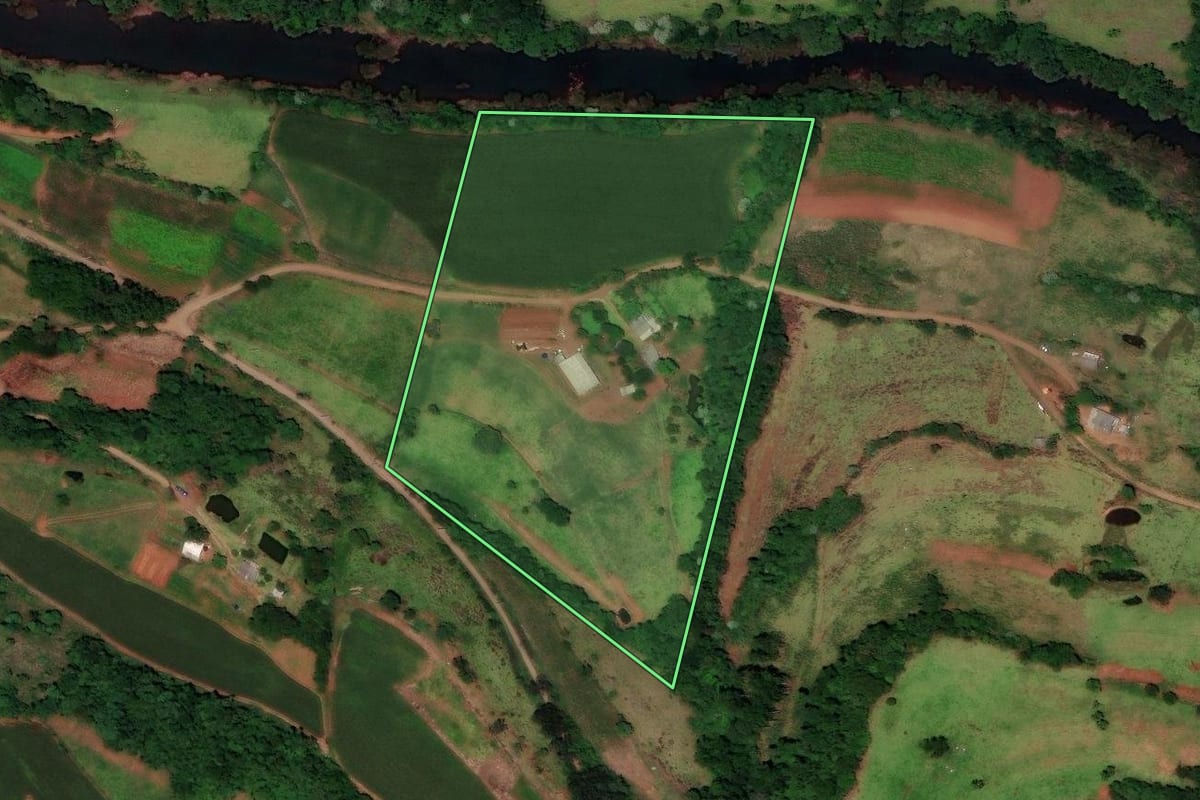 Imagem de satélite do imóvel rural em Flor do Sertão (SC), com o contorno declarado no CAR desenhado por cima.