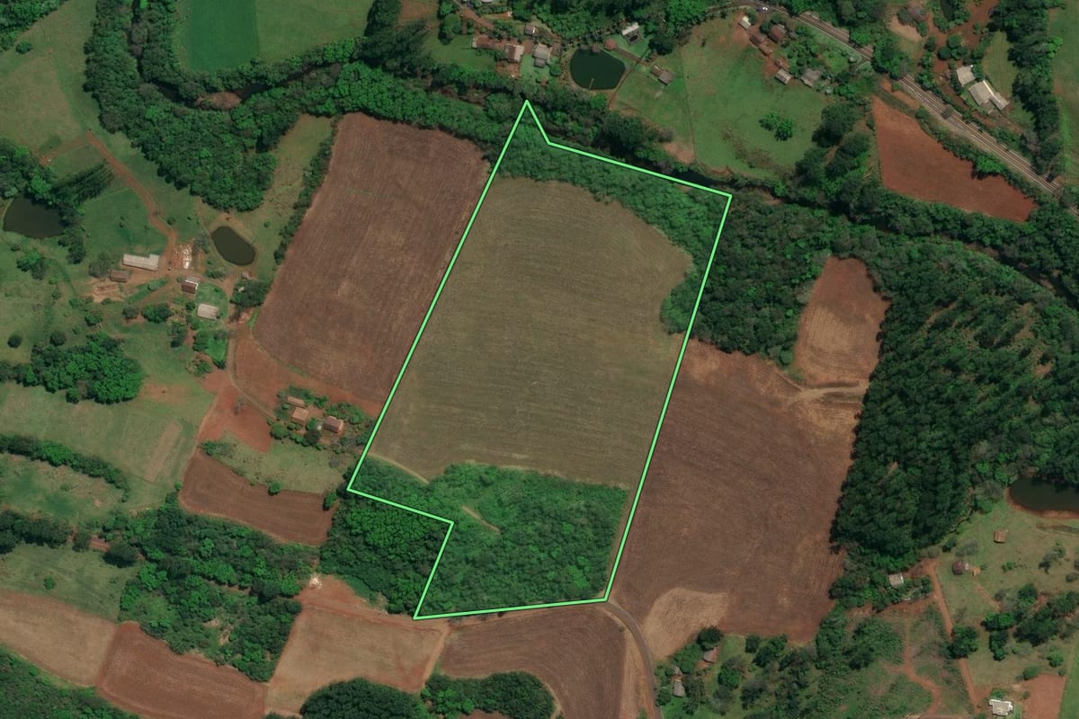 Imagem de satélite do imóvel rural em Flor do Sertão (SC), com o contorno declarado no CAR desenhado por cima.