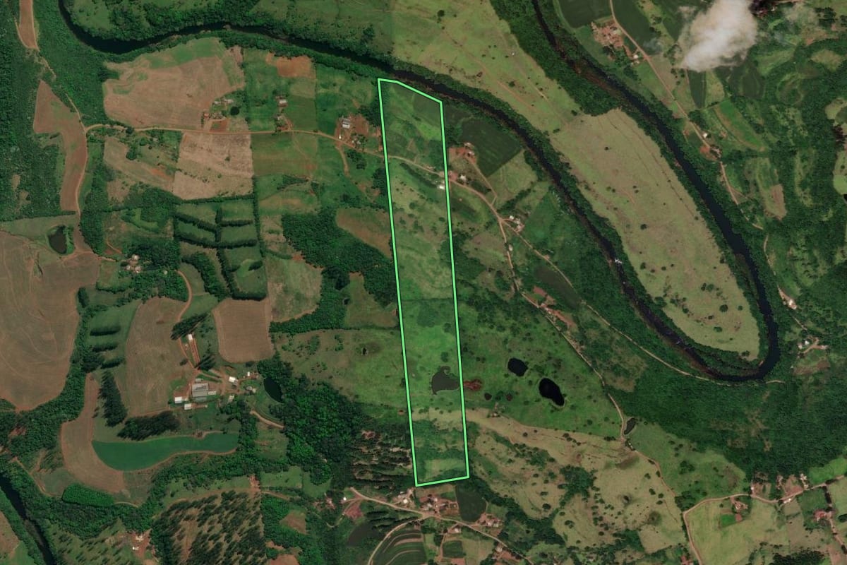 Imagem de satélite do imóvel rural em Flor do Sertão (SC), com o contorno declarado no CAR desenhado por cima.