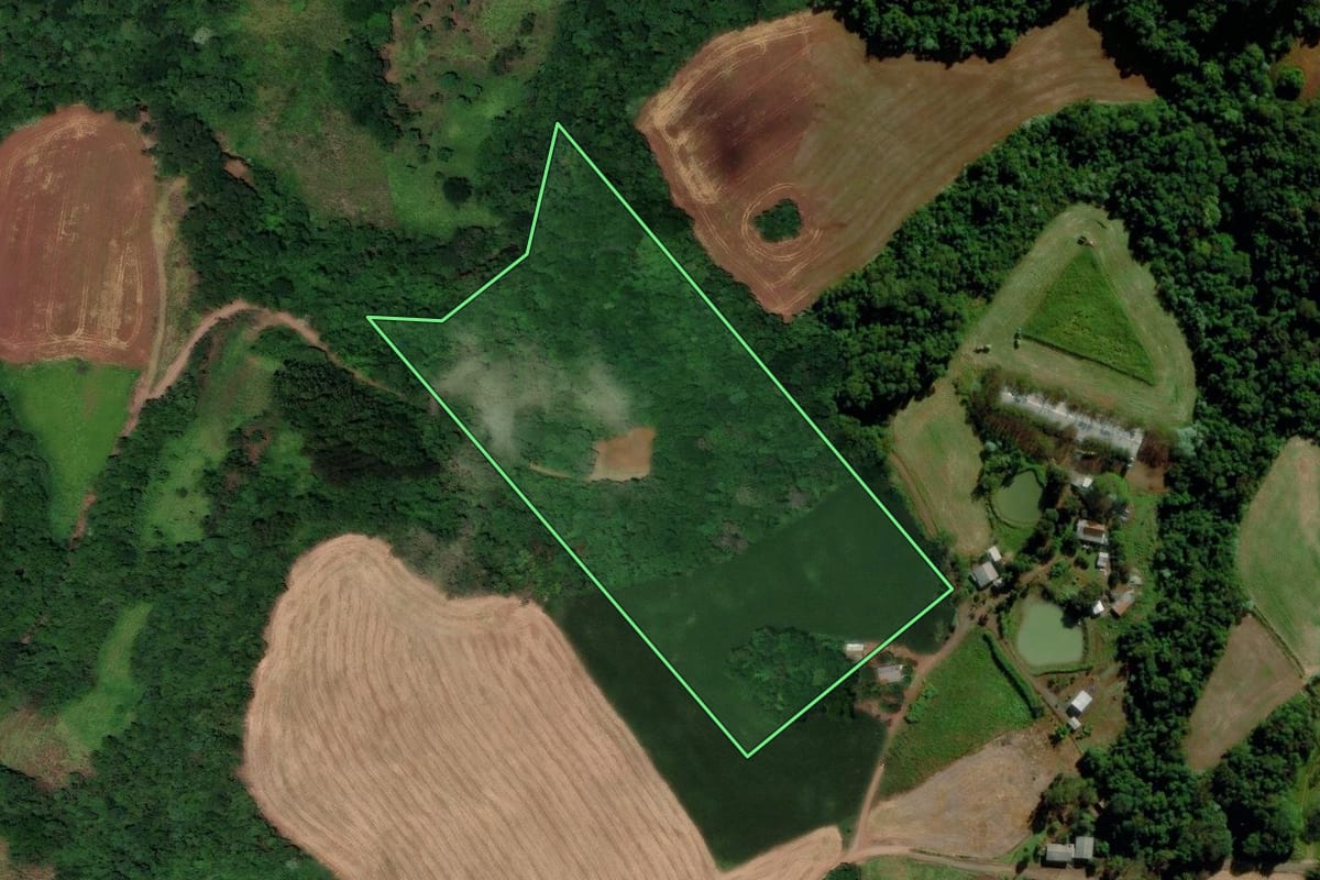Imagem de satélite do imóvel rural em Flor do Sertão (SC), com o contorno declarado no CAR desenhado por cima.