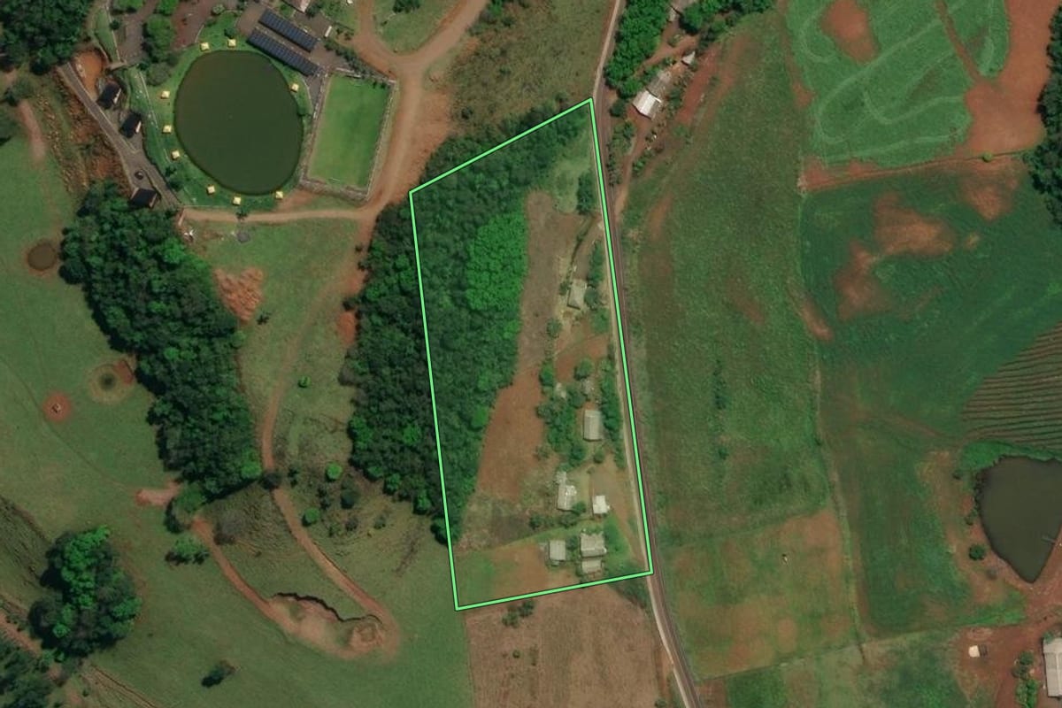 Imagem de satélite do imóvel rural em Flor do Sertão (SC), com o contorno declarado no CAR desenhado por cima.