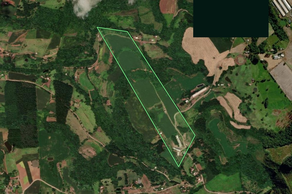 Imagem de satélite do imóvel rural em Flor do Sertão (SC), com o contorno declarado no CAR desenhado por cima.