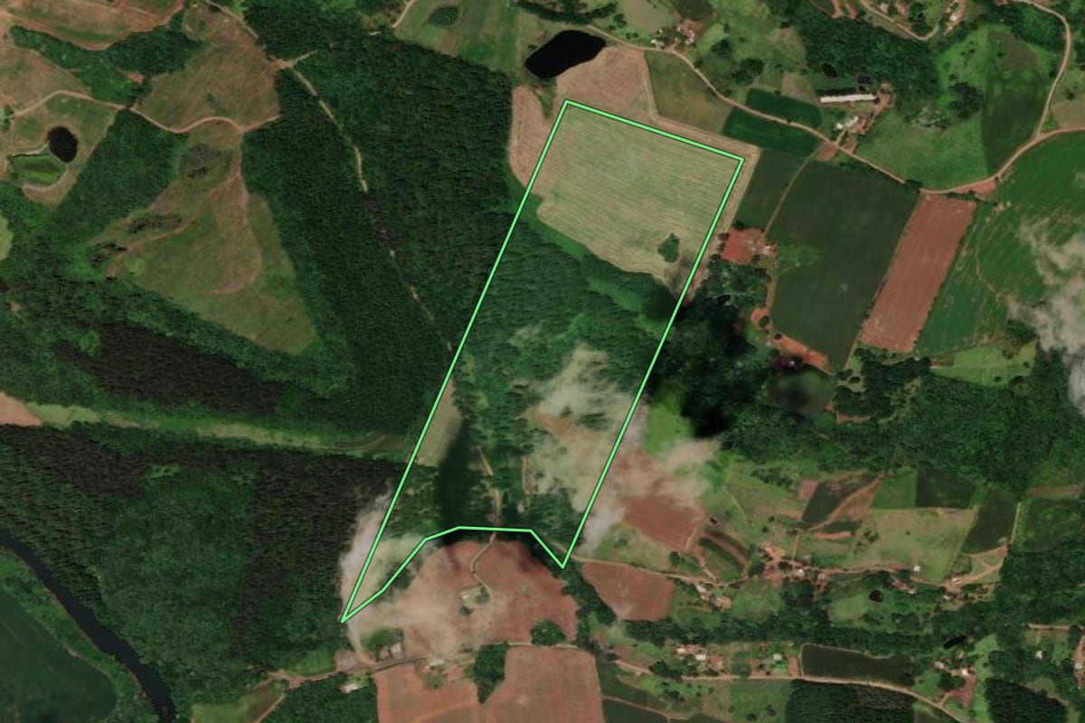 Imagem de satélite do imóvel rural em Flor do Sertão (SC), com o contorno declarado no CAR desenhado por cima.